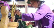 Gia đình liệt sĩ Huỳnh Văn Quên đến công viên Lê Thị Riêng thắp nhang