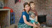 Gia đình người Tây bất lực nhìn con gái mắc bệnh hiểm nghèo vì hết tiền