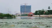 Hồ điều hòa Công viên Ngọc Thụy ô nhiễm nặng, bốc mùi hôi thối