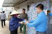 Hà Nội trao 48.000 chai nước cho công nhân; Hưng Yên có 2 triệu lượt học số