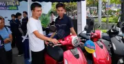 Hà Nội và TP.HCM đẩy mạnh hỗ trợ người dân chuyển từ xe xăng sang xe điện