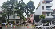Hai căn nhà liền kề bất ngờ đổ sập, nghi do thi công tầng hầm