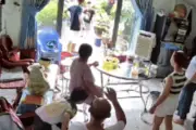 Hai nam sinh lớp 5 hội ngộ sau 3 năm xa cách, ôm nhau khóc nức nở