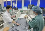 Hai người đàn ông được cứu nhờ điều phối khẩn thuốc từ nước ngoài về Việt Nam