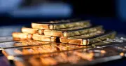 Hai quỹ nghìn tỷ USD bán ròng 113 tấn vàng sau đỉnh tháng 2