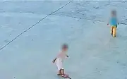 Hai trẻ em vô tình giẫm lên rắn hổ mang ở Vân Nam