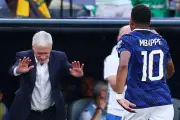 HLV Deschamps cúi người thán phục Mbappe sau cú đúp vào lưới Thụy Điển
