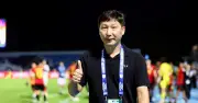 HLV Kim Sang Sik giữ nguyên hàng thủ, xoay tua hàng công trước Singapore
