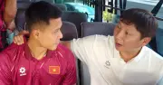 HLV Kim Sang Sik động viên Lê Ngọc Bảo trước khi chia tay đội tuyển