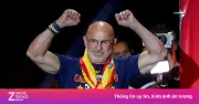 HLV Luis de la Fuente tuổi 65 khoe bắp tay cuồn cuộn sau vô địch World Cup 2026