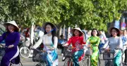 Hơn 2.000 người mặc áo dài tạo dải lửa rực rỡ ven biển Nha Trang