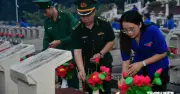 Hơn 400 đoàn viên thắp nến tri ân liệt sĩ tại Cà Mau