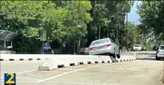Hàng loạt ô tô treo lên dải phân cách bê tông một cách khó hiểu