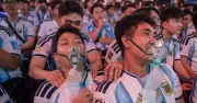 Hàng nghìn CĐV Argentina vỡ òa khi Messi ngược dòng ở bán kết World Cup 2026