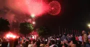 Hàng ngàn người đổ về trung tâm TP.HCM xem pháo hoa mừng 50 năm thành phố mang tên Bác