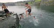 Hàng rào mất dấu, học sinh vô tư bơi lội ở mỏ đá Hóa An nguy hiểm