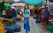 Hương Tràm biểu diễn tại bến cá cửa Lò, gây xúc động với MV 'Gái nghe'