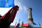 Hành trình 'Tôi yêu Tổ quốc tôi' chặng 3: Chào cờ tại Lũng Cú, trao quà vùng biên