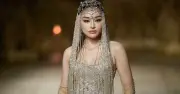 Hoa hậu Ý Nhi gợi cảm làm vedette cho nhà thiết kế Mai Phương Trang