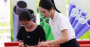Á hậu Vân Nhi bật khóc khi gặp cô bé 15 tuổi mổ u não, gia cảnh khốn khó