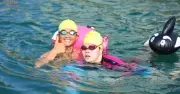 Huấn luyện viên đồng hành cùng học trò khiếm thị hoàn thành 500m bơi biển tại Nha Trang