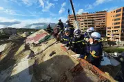 Đội CNCH công an tìm kiếm 15 người mắc kẹt trong tòa nhà bị sập ở Venezuela