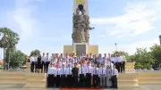 Đại sứ Nguyễn Minh Vũ chủ trì lễ dâng hương tại Đài Hữu nghị Việt Nam-Campuchia