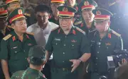 Đại tướng Nguyễn Trọng Nghĩa dâng hương tưởng niệm liệt sĩ tại Công viên Lê Thị Riêng