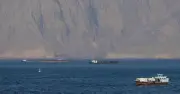 Iran đóng cửa eo biển Hormuz, bắn cảnh cáo tàu vi phạm