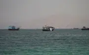 Iran phóng tên lửa vào tàu thương mại tại eo biển Hormuz, gây hư hại nặng