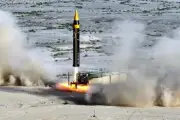 Iran tấn công đáp trả, kêu gọi dân vùng Vịnh tránh xa căn cứ Mỹ