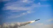 Iran tập kích loạt mục tiêu ở vùng Vịnh, Mỹ phải trả giá