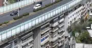 Kỳ lạ đô thị Trung Quốc: Đường cao tốc chạy trên mái chục tòa chung cư