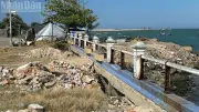 Đắk Lắk: Người dân đổ xà bần xuống biển tại bờ kè Bạch Đằng, gây ô nhiễm