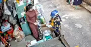 Khách hàng trả nợ 500.000 đồng sau nhiều năm, chủ tiệm xúc động khi biết mẹ đã mất