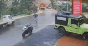 Khoảnh khắc sạt lở kinh hoàng cuốn phăng nhiều phương tiện cùng người dân