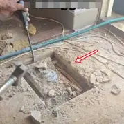 Kéo sợi dây lạ từ nền nhà, người thợ phát hiện kho vàng 70 tỷ đồng