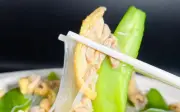 Kết hợp mướp, thịt gà và miến tạo nên món canh ngon bất ngờ