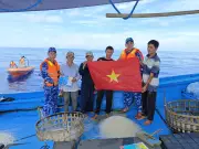 Lá cờ Tổ quốc đồng hành cùng ngư dân Quảng Trị vươn khơi bám biển