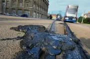 Lý do nhựa đường dễ cháy dưới nắng nóng khắc nghiệt ở châu Âu