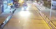 Liên tiếp 3 vụ ô tô tông sập khung bảo vệ cầu đường sắt trong ngày 28/7