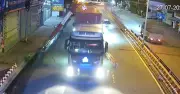 Liên tiếp 3 vụ xe ô tô tông sập khung bảo vệ cầu đường sắt ở Đồng Nai