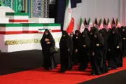 Linh cữu cố Lãnh tụ Tối cao Iran Ali Khamenei được đặt tại thánh đường Tehran chuẩn bị quốc tang lịch sử