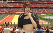 Lisa (BLACKPINK) khoe vòng eo thon gọn khi xem tứ kết World Cup 2026