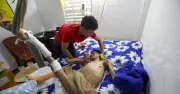 Liệt tứ chi 12 năm, chàng trai chỉ mong có tiền chữa vết loét