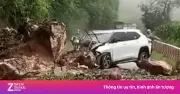 Đá lăn đè bẹp đầu ô tô ở Sơn La, tài xế bị thương nhẹ