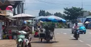 Lấn đường bán trái cây trên QL56 gây nguy hiểm giao thông