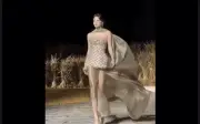 Lương Thùy Linh khoe chân 1m22 làm vedette tại Vietnam Beauty Fashion Fest 2026