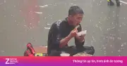 Lính cứu hỏa Trung Quốc ăn cơm giữa mưa lũ gây xúc động mạng xã hội
