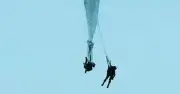 Lính dù Trung Quốc cứu đồng đội bất tỉnh trên không ở độ cao 800 mét
